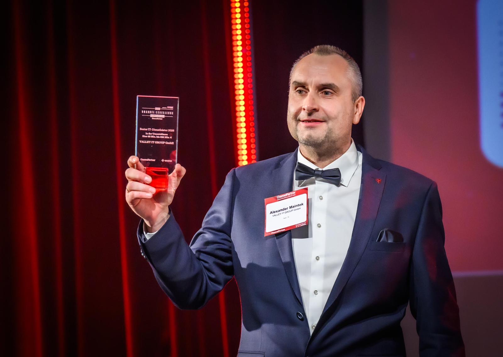 Alexander Maintok nimmt für die VALLEY IT GROUP die Auszeichnung „Bester IT-Dienstleister 2026“ bei den Channel Excellence Awards in München entgegen